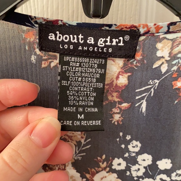 About a Girl Los Angeles Navy Floral Shear Top - Picture 4 of 5